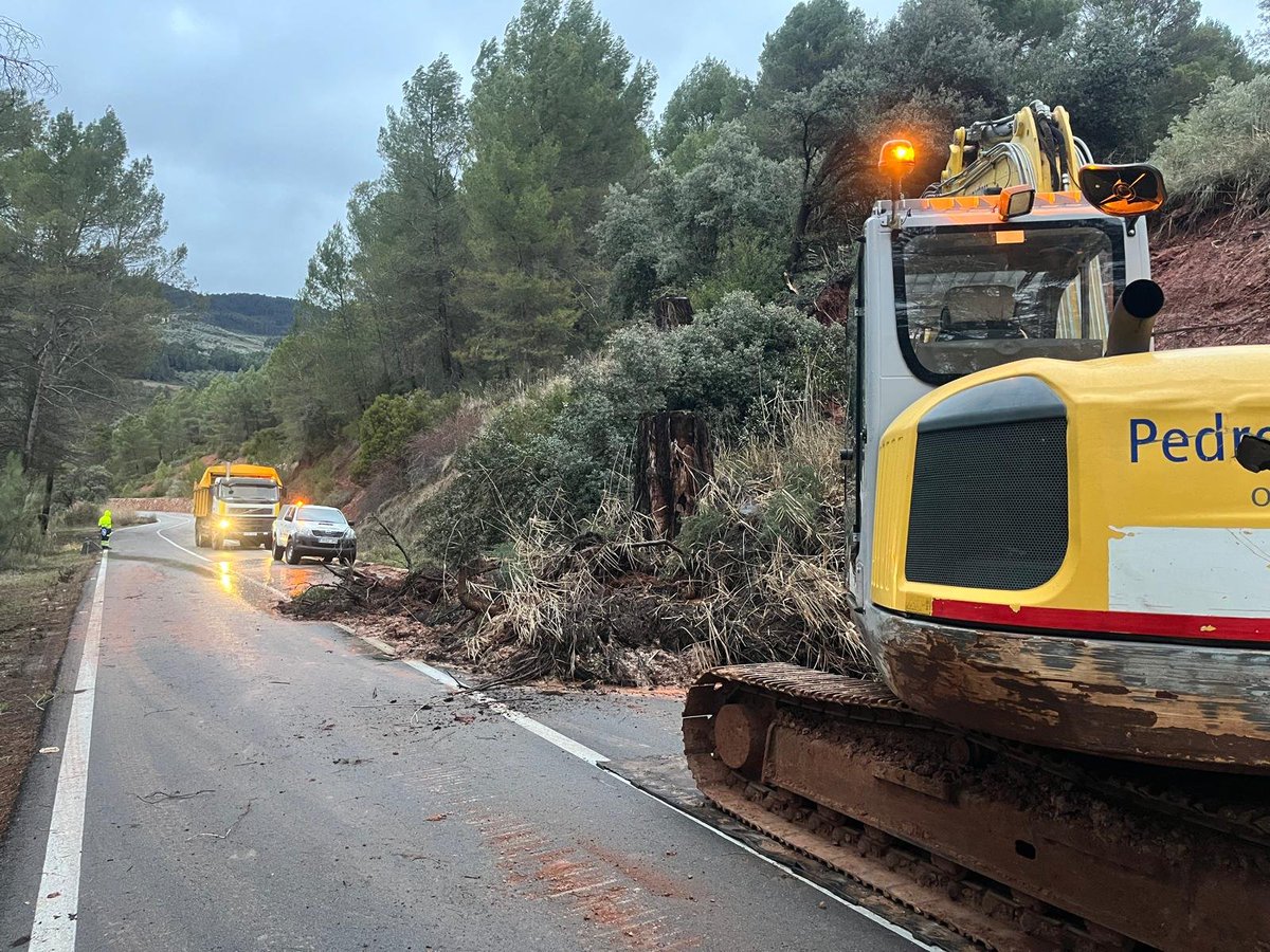 dipujaen's tweet photo. La @dipujaen continúa con sus trabajos para resolver las múltiples incidencias que el temporal de lluvia y viento está produciendo en la Red Provincial de Carreteras. 

Un total de 23 equipos formados por 75 operarios y 14 máquinas están distribuidos por toda la provincia para adecuar estas vías e intentar abrir las 8 carreteras cortadas, que son:

- JA-3404 Arjona-Lahiguera
- JA-3403 Villardompardo-Escañuela
- JV-2931 Porcuna-Cañete de las Torres
- JV-2031 Lopera
-JV-2930 Lopera – Límite de la provincia
- JA-3100 Las Infantas a Villargordo
- JV-5001 Marmolejo a La Centenera
- JV-3043 Lupión a Estación Linares-Baeza
