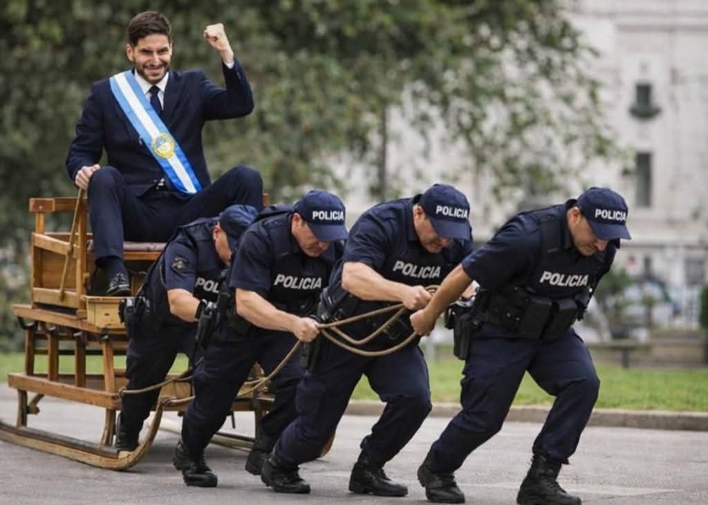 claudiomauro279's tweet photo. El gobernador chapea con la policía pero paga sueldos de hambre mientras reparte 40 mil millones de pesos por año a dueños de medios y periodistas para que no se hable de estos temas.. https://t.co/3paDFbQfbr