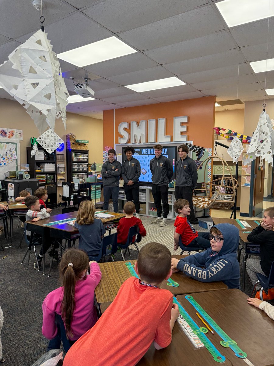 Jr_Blues's tweet photo. The team got to go to Rochester Elementary this week! They read, played hangman, and did some fun games! Thank you Rochester for letting us join in on all the fun 💛

#springfieldjrblues #community #hockeyteam #springfieldil https://t.co/bgsSntyOkA