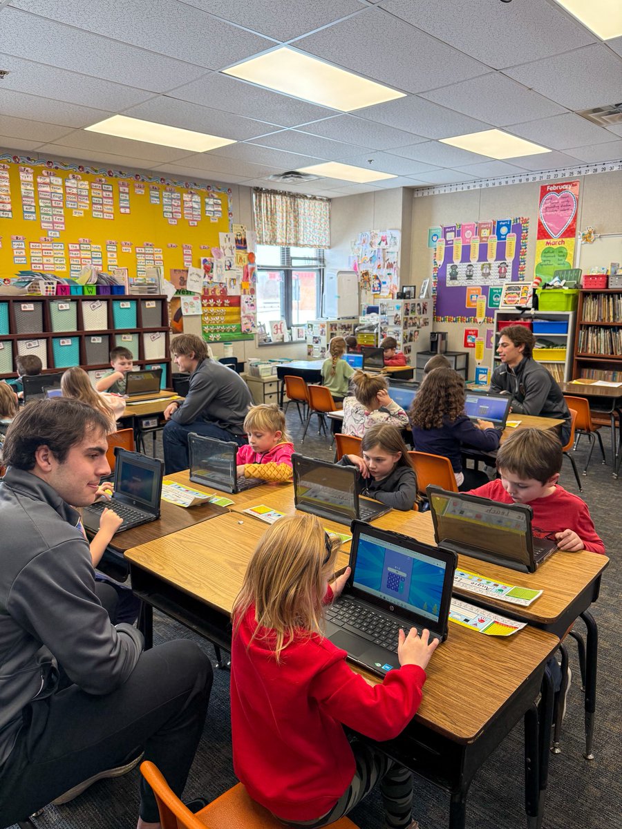 Jr_Blues's tweet photo. The team got to go to Rochester Elementary this week! They read, played hangman, and did some fun games! Thank you Rochester for letting us join in on all the fun 💛

#springfieldjrblues #community #hockeyteam #springfieldil https://t.co/bgsSntyOkA