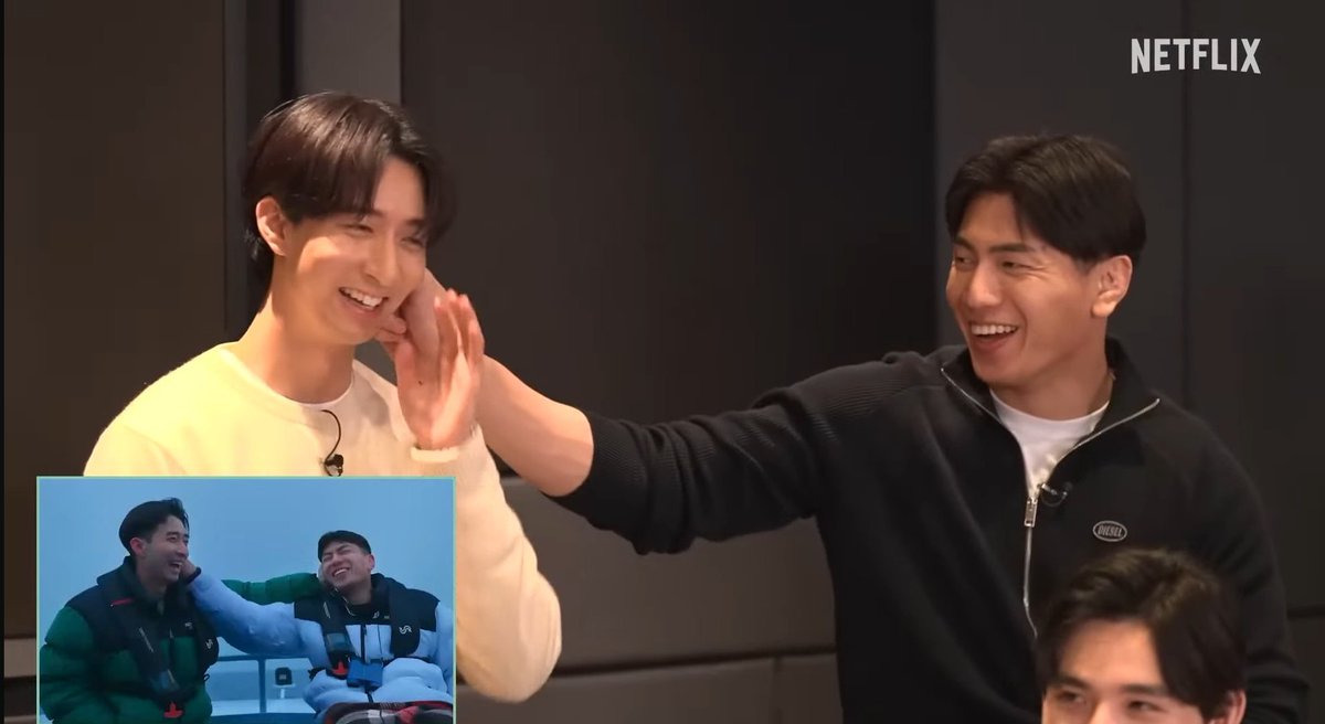 Bomi: “Aşkı ilk kez deneyimliyordum. Bunun bir kılavuzu yoktu. Onunla tanıştığımda o da endişeliydi. Ama onun sayesinde aşkı öğrendim. Harika bir zamandı.”