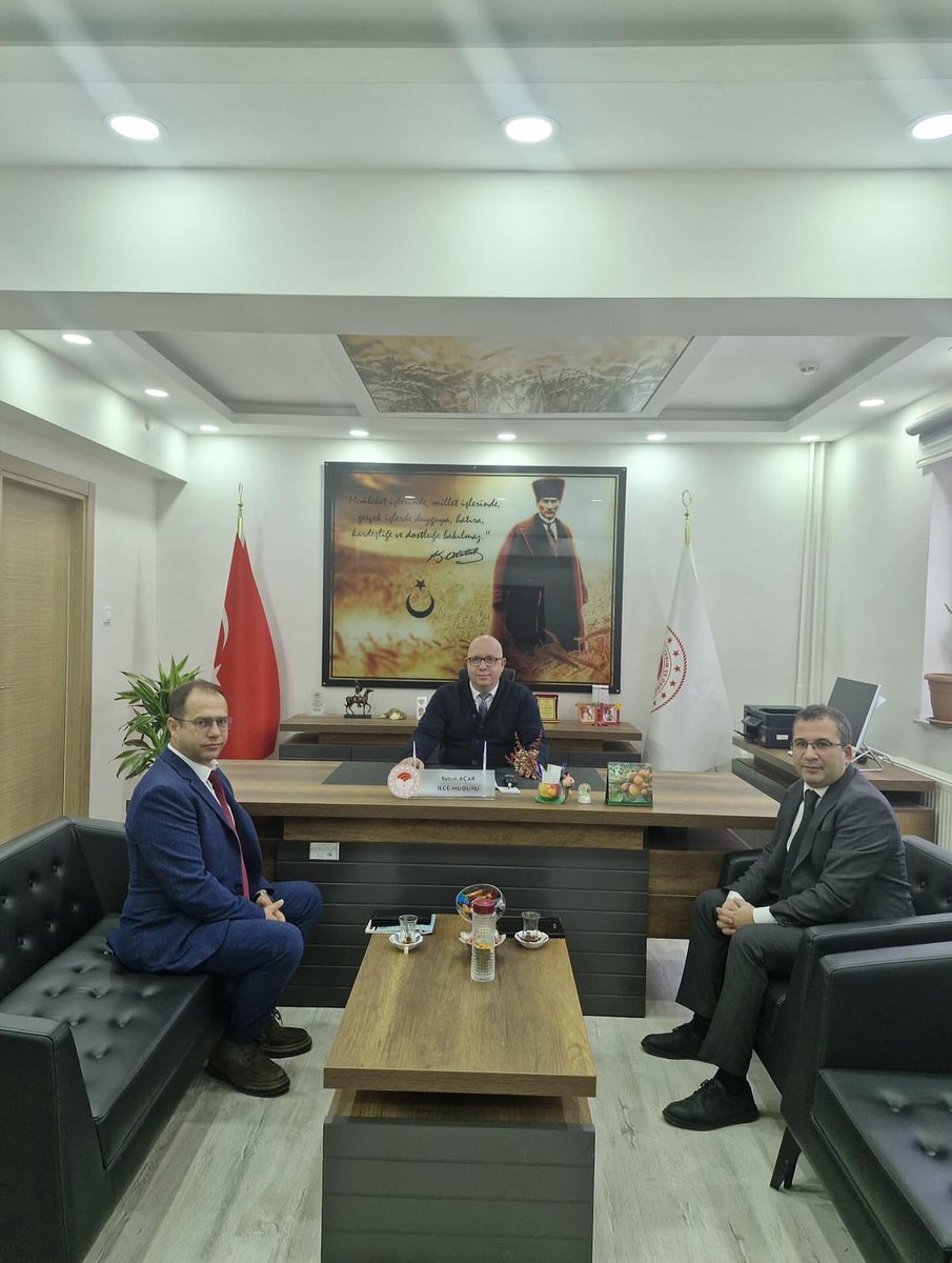 Süloğlu Tarım İlçe Müdürümüz Yalçın ACAR'ı ziyaret ettik.Ziyarette hibe oranlarımız,destek alanlarımız ve ilçede gerçekleştirilebilecek çalışmalar hakkında görüşülmüştür.