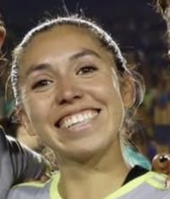 Aniviscaylizzy's tweet photo. Ni el maquillaje ni enseñar esos dientotes te hacen bonita, eres una abominación del futbol femenil deberías largarte quisiera tener el ego que tú tienes mugre virola dientona @anikaarodriguez @TigresFemenil https://t.co/NzK8u0dpkG