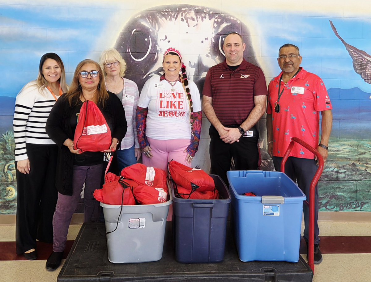 LetipCISLF16285's tweet photo. Thank you to RENEW for joining in donating hygiene/snack bags towards our @cameron_cis "Warm Treasures"  drive @losfresnoshigh 

#Allinforkids
#Beingpresentmatters https://t.co/0SASAXKqrg