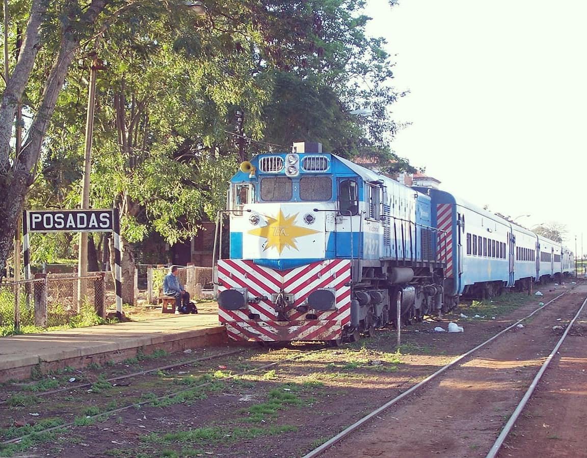 TrenesGenerales's tweet photo. #tbt "El Gran Capitán" esperando salir de Posadas con el tren 602 hacia Buenos Aires (Federico Lacroze) en épocas de la empresa "Trenes Especiales Argentinos", la cual operó este servicio que atravesaba toda la mesopotamia entre 2003 y 2011.

📸 Diego Batista https://t.co/LeenUtirGV