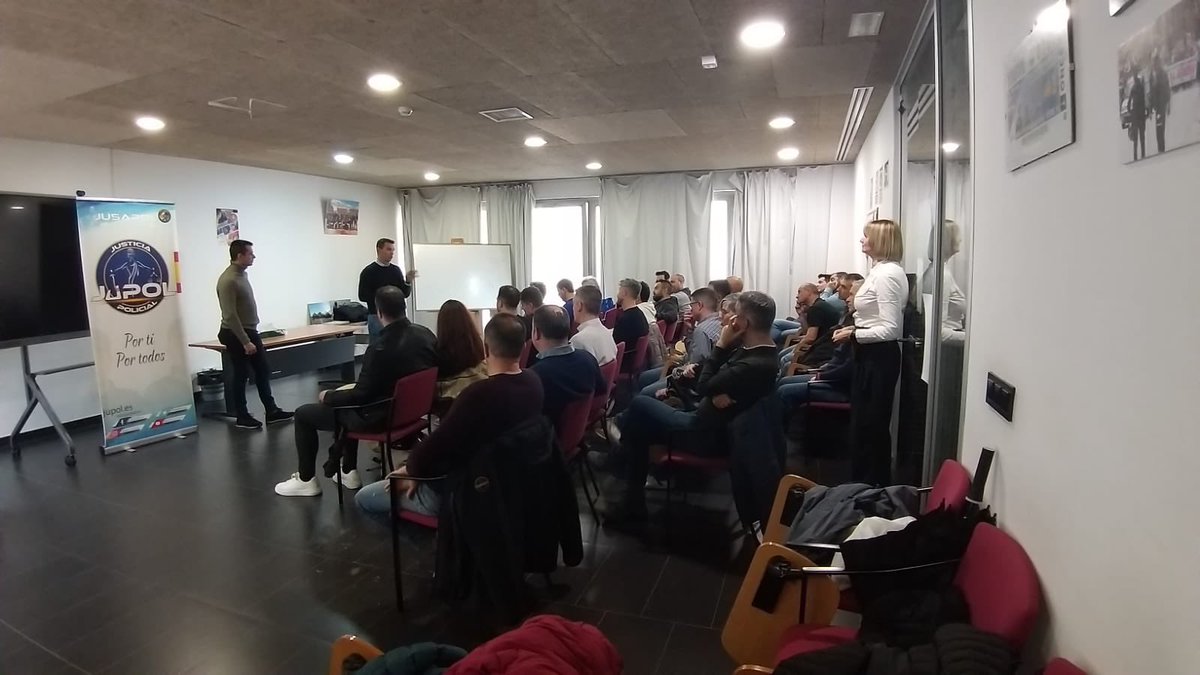 Hoy nos hemos reunido con nuestros representantes de Castilla y León, para escuchar de primera mano sus preocupaciones y reivindicaciones e intentar mejorar la Policía Nacional entre todos.

También les hemos expuesto nuestra línea estratégica para luchar por la  #EquiparacionYa