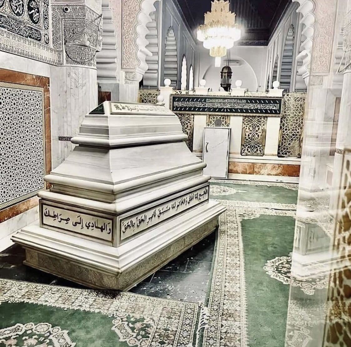 قال سيدي أحمد التجاني رضي الله عنه وأرضاه :ذكر ليلة الجمعة مائة من صلاة الفاتح لما أغلق بعد نوم الناس تكفر اربعمائة سنة

 Shaykh Ahmad Tijjani (r) said: Recite Salat al-Fatih on Friday night, after people had sleep, it erase sins. 

Alhamdulilah.
