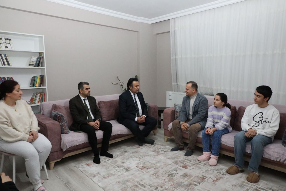 Tunceli_MEM's tweet photo. 📌 6 Şubat Depremlerinin Yıl Dönümünde Afetzede Öğretmenlerimize Dayanışma Ziyareti 

İl Müdürümüz Sayın Bahameddin Karaköse, 6 Şubat depremlerinin üçüncü yıl dönümü dolayısıyla depremden etkilenen öğretmenlerimiz Hasan Özdemir ve Serdal Gültekin'i evlerinde ziyaret etti. 

Ziyarette öğretmenlerimiz, süreç içerisinde yaşadıklarını paylaşarak deprem anı ve sonrasında yaşadıkları psikolojik etkileri, bu sürecin hayatlarına yansımalarını ve  iyileşme süreçlerini dile getirdiler. 

İl Müdürümüz Sayın Bahameddin Karaköse ise “Eğitim ailesi olarak yaşanan her süreçte birbirimizin yanında durmayı sorumluluğumuz olarak görüyoruz. Öğretmenlerimizin tüm zorluklara rağmen mesleklerine ve öğrencilerine olan bağlılıkları, eğitim camiasına güç vermeye devam ediyor.” ifadelerini kullandı.

Ziyarette ayrıca eğitim camiasında dayanışma kültürünün güçlendirilmesi ve birlik ruhunun kalıcı biçimde sürdürülmesinin önemine vurgu yapıldı.

@tcmeb @Yusuf__Tekin @sefikaygol @meb_dhgm @omurfatih @BahameddinK 
#6Şubat2023
