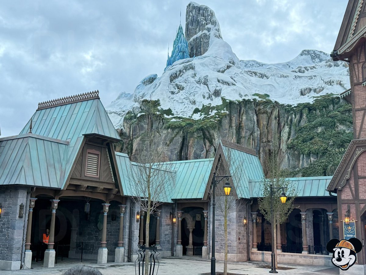 DLPWorks's tweet image. [Analysis] 🚧🔍 Zoom on World of Frozen Mountain!❄️

➡️ A few photos we’ve taken on Nov24, highlighting the details added to the new weenie of #DisneyAdventureWorld : the North Mountain.

➡️🪨To build the mountain, #WaltDisneyImagineering applied a classic methodology:
➖ Steel