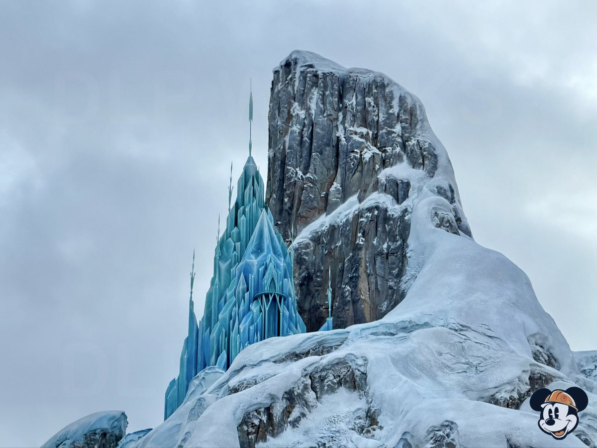 DLPWorks's tweet image. [Analysis] 🚧🔍 Zoom on World of Frozen Mountain!❄️

➡️ A few photos we’ve taken on Nov24, highlighting the details added to the new weenie of #DisneyAdventureWorld : the North Mountain.

➡️🪨To build the mountain, #WaltDisneyImagineering applied a classic methodology:
➖ Steel