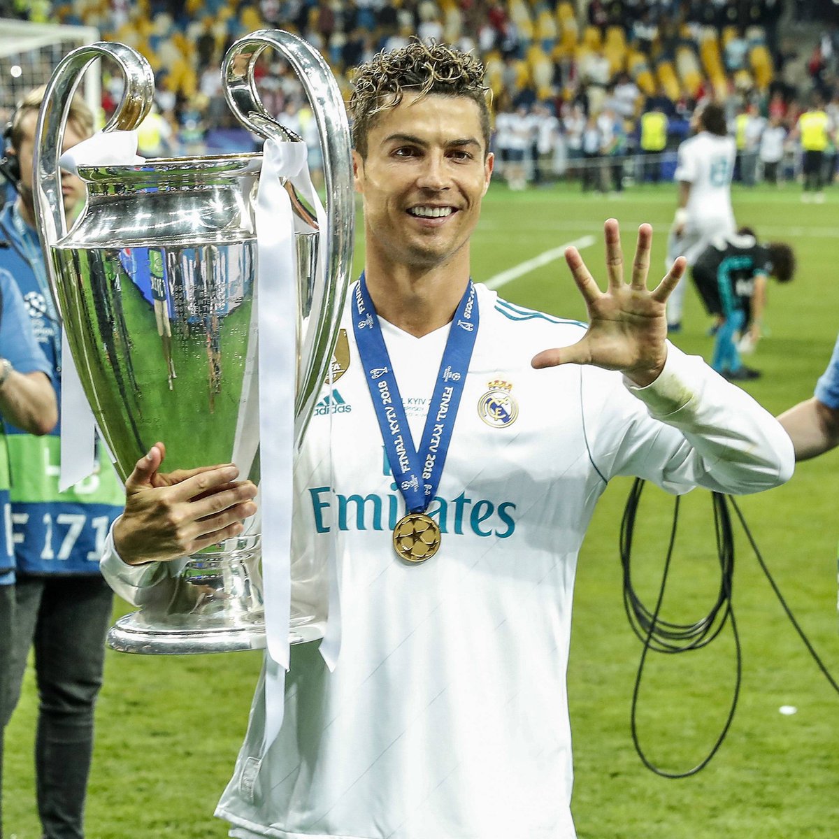 SofascoreBR's tweet image. Cristiano Ronaldo entre todos os jogadores da nossa base de dados da Champions League (desde 2003/04):

1º em gols (140)
1º em assistências (40)
1º em participações em gols (180)
1º em gols com o pé direito (95)
1º em gols de cabeça (25)
1º em gols de falta (12)
1º em…