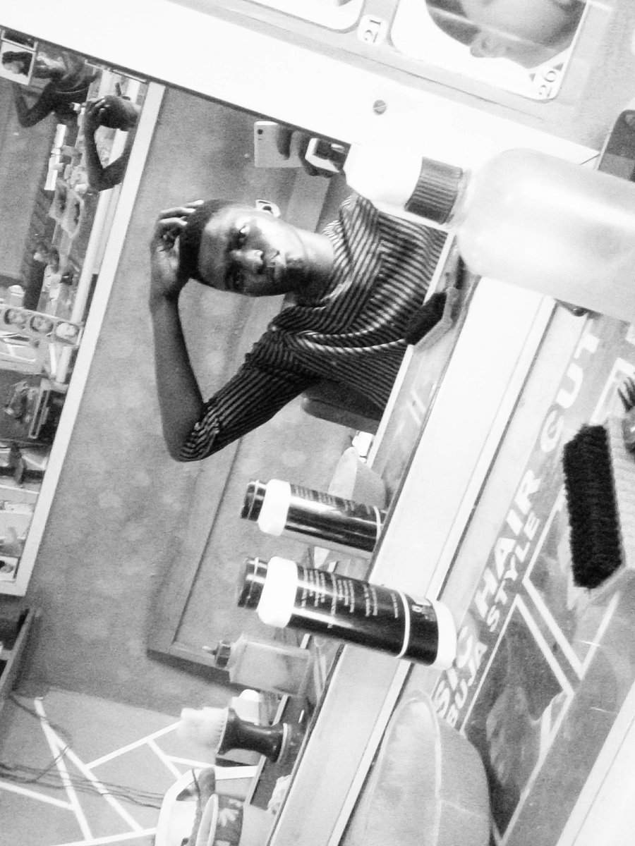 AjayiPaulOluwa2's tweet image. #Day4
In 2020, the COVID pandemic taught me many lessons, one of them was the importance of skills.
That was one of the reasons I started learning barbing, as that was one of the skills I was exposed to in my environment then.