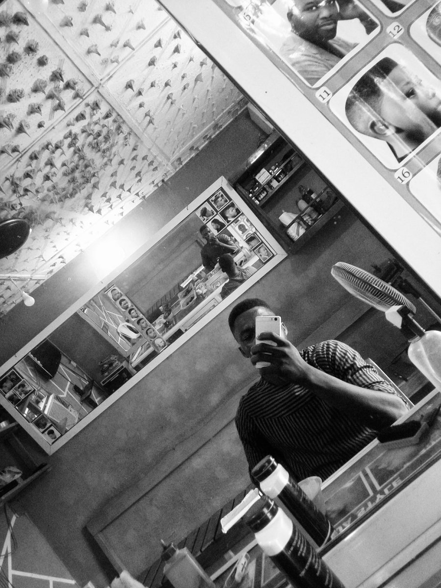 AjayiPaulOluwa2's tweet image. #Day4
In 2020, the COVID pandemic taught me many lessons, one of them was the importance of skills.
That was one of the reasons I started learning barbing, as that was one of the skills I was exposed to in my environment then.