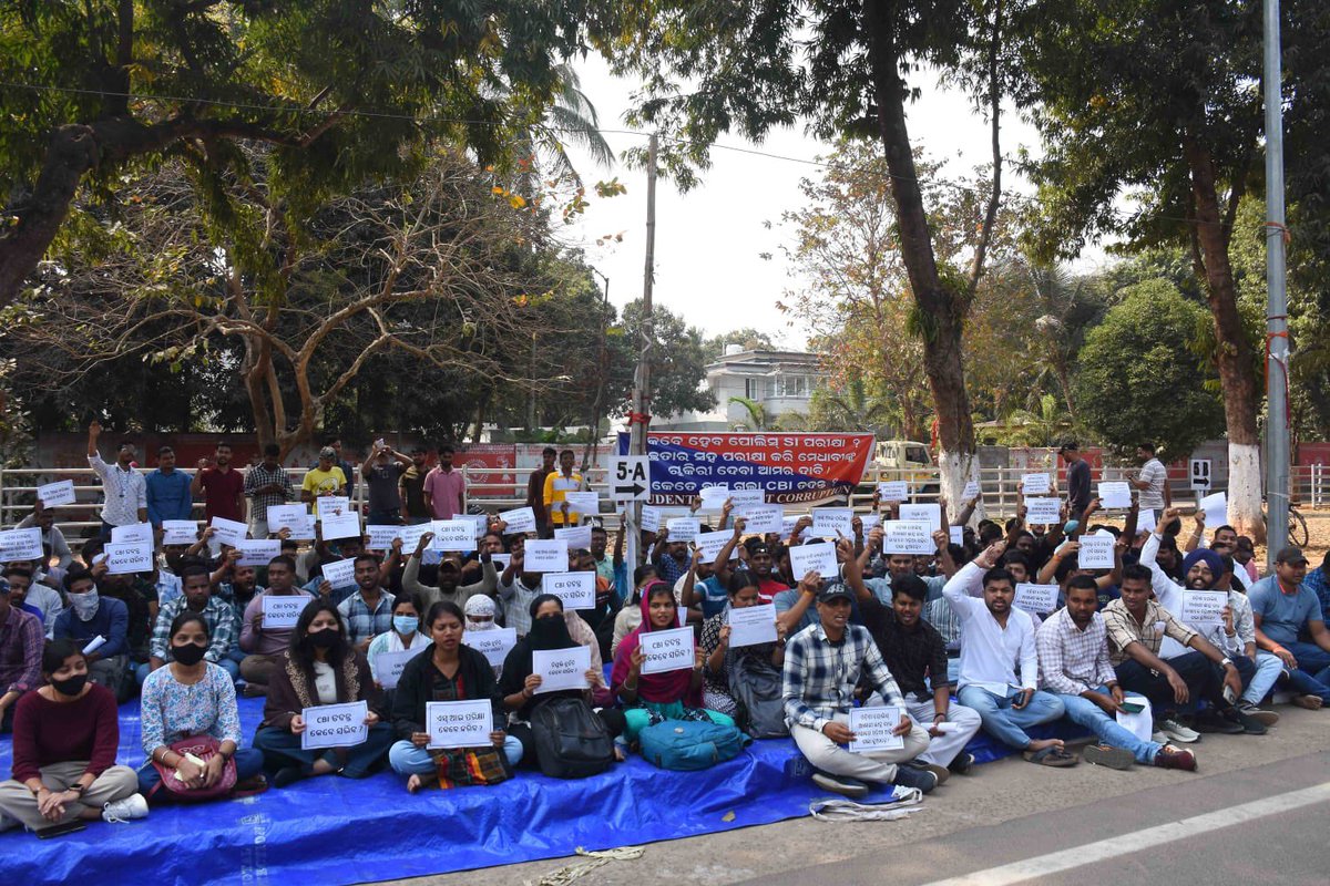 bibhuti_odisha_'s tweet photo. ଗାନ୍ଧୀ ମାର୍ଗରେ ମେଧାବୀ ।

Protest by examinees over the examination date — nothing less than the eighth wonder of the world. 

#StudentsAgainstCorruption
@CMO_Odisha @SecyChief https://t.co/gtlQKQpdXZ