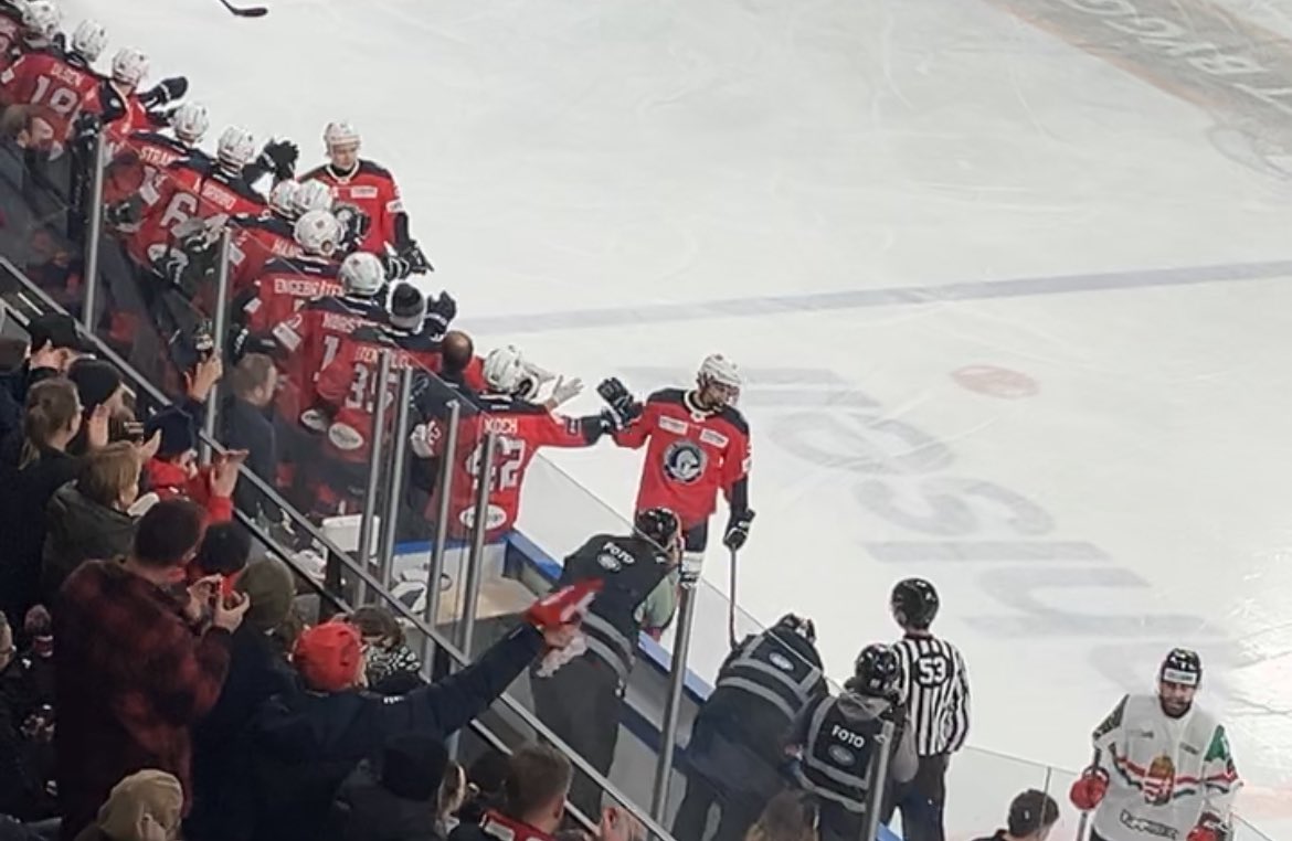 nitten_no's tweet photo. 🇳🇴 Niklas Aaram-Olsen (17) fra @orebrohockey scorer i debuten for Norge satt opp av kompisen Mikkel Eriksen (18) fra @farjestad_bk👏 https://t.co/yHGvVVP9YH