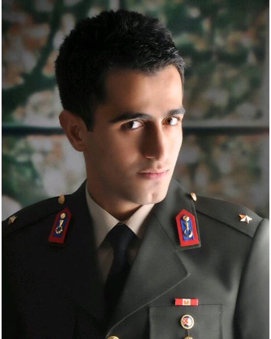 turkhafiza1's tweet image. 5 Şubat 2016,Sur.  
Korucu Çocuğuydu.  
Teğmen Maaşıyla 9 Kardeşini okutuyordu. 
Hakkarili aslan gibi bir Subaydı. 
Sur'da Hendek Çatışmaları başladığında Diyarbakırda Cezaevinde görevliydi dilekçe yazarak Jöh'e atanmayı istedi.  
ŞEHİT Teğmen Abdulselam ÖZATAK
Vasiyeti üzerine…