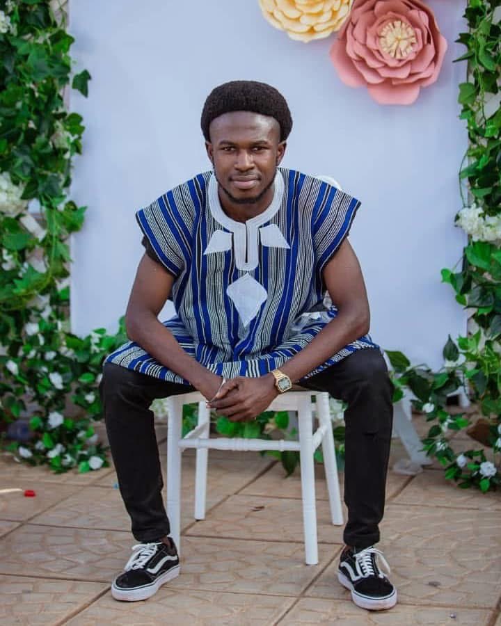 Fugu throwback from a Navrongo boy. Tell our chipolopolo friends we wear it with sneakers too. Every occasion is a Fugu occasion.