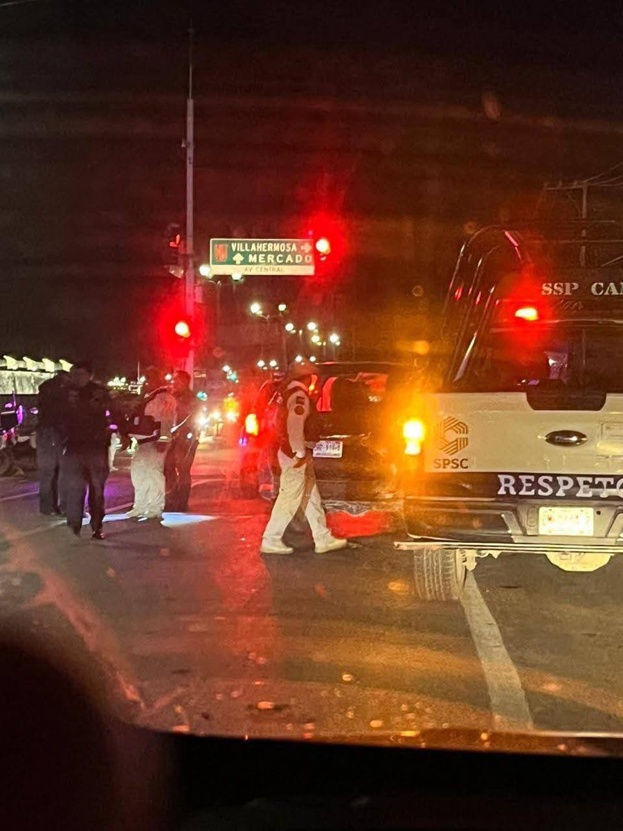 Choca a patrulla y en revisión le hallan drogas
 
Un fuerte operativo se desató la tarde de ayer miércoles en la avenida 16 de Septiembre, luego de que una camioneta protagonizara un choque y posteriormente intentara darse a la fuga.