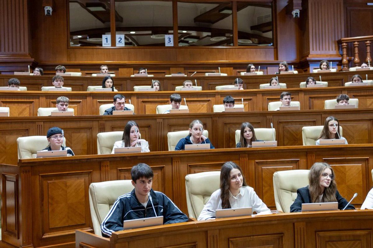 IvannaKoksal's tweet photo. Gagauziyanın birkaç küüyündän toplu gençlär grupası, geçän gün, Moldova Parlamentinä geldilär. Saa olsunnar beni teklif ettilär geleyim da bilä gezelim hem annadayım nekadar önemni hem meraklı er neredä kanonnar kablediler. https://t.co/AkyTFRnDPp