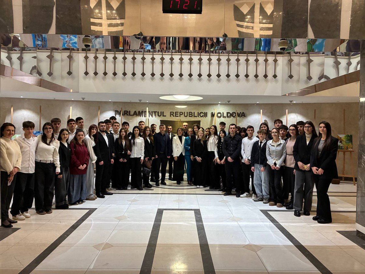 IvannaKoksal's tweet photo. Gagauziyanın birkaç küüyündän toplu gençlär grupası, geçän gün, Moldova Parlamentinä geldilär. Saa olsunnar beni teklif ettilär geleyim da bilä gezelim hem annadayım nekadar önemni hem meraklı er neredä kanonnar kablediler. https://t.co/AkyTFRnDPp