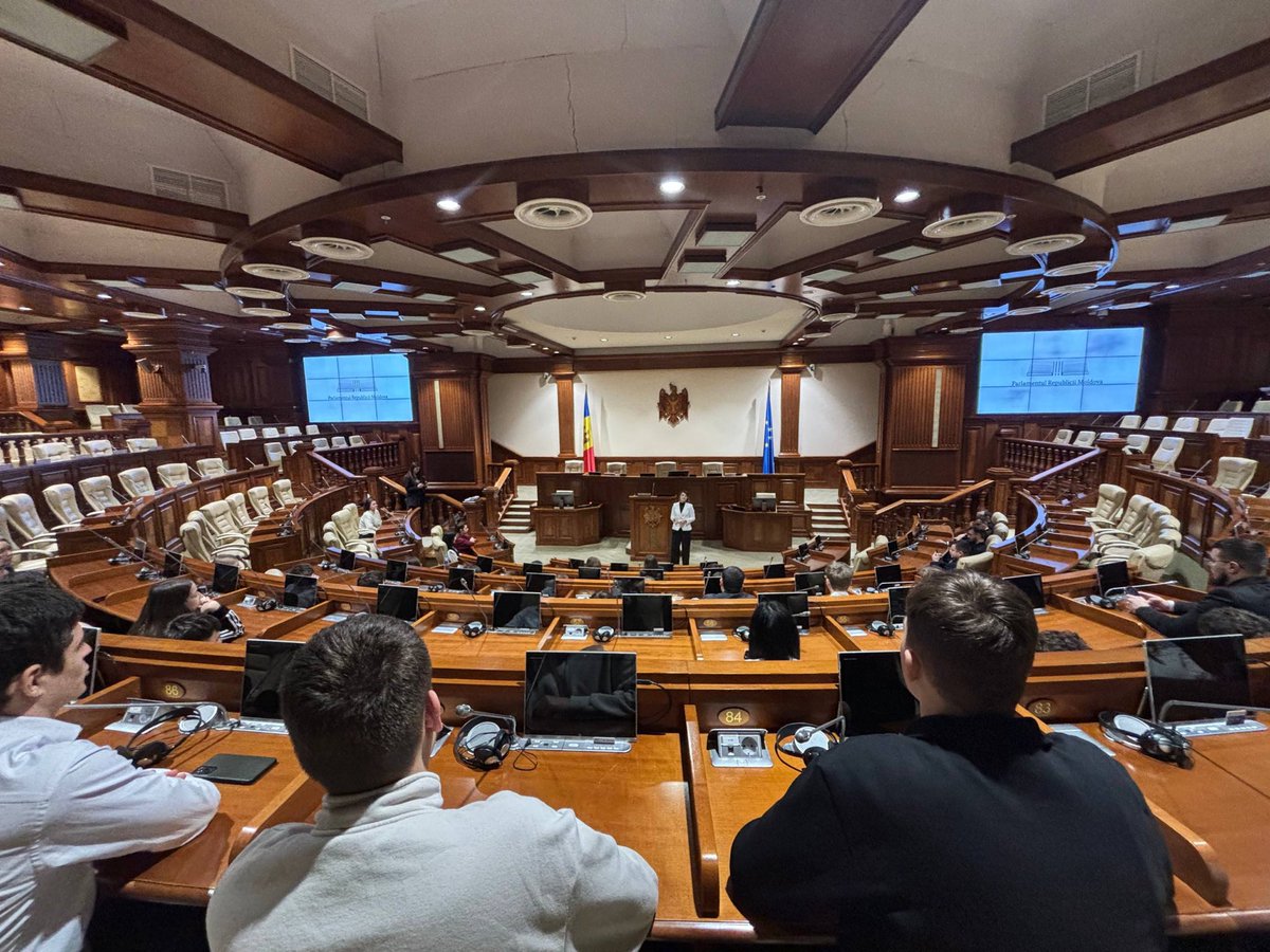 IvannaKoksal's tweet photo. Gagauziyanın birkaç küüyündän toplu gençlär grupası, geçän gün, Moldova Parlamentinä geldilär. Saa olsunnar beni teklif ettilär geleyim da bilä gezelim hem annadayım nekadar önemni hem meraklı er neredä kanonnar kablediler. https://t.co/AkyTFRnDPp