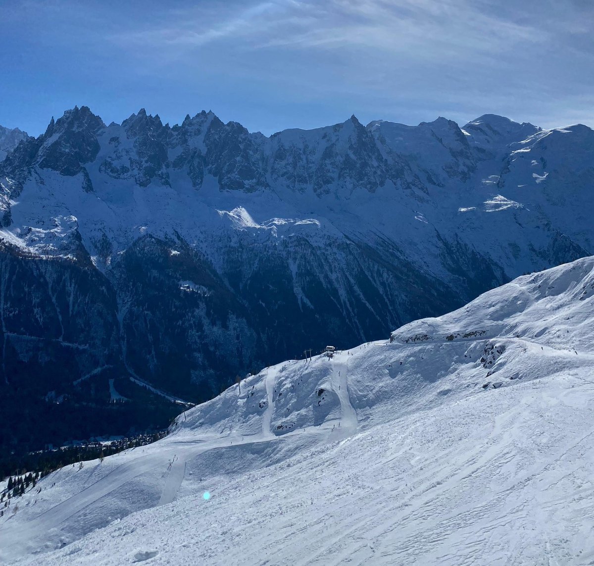 jordicampos's tweet image. Canvi de temps al massís del #MontBlanc. Matí amb pinzellades de núvols prims, a primera hora de la tarda, núvols més abundants. Fotos i vídeo de S. Campos🙏#Flégère #Brévent #Chamonix