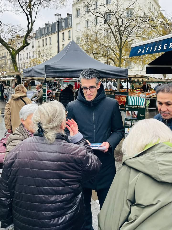 Ali_Oubaali's tweet photo. 🔵 Sur le terrain dès l’aube pour Paris et le 16e !

Ce matin à 8h30, tractage à l’école de la Providence (rue de la Pompe), puis à 11h au marché de la Porte de Saint-Cloud, avenue de Versailles, aux côtés de notre maire @Jeremy_Redler et de mes collègues élus.

Et ce soir, retour sur le terrain en solo à 18h30 au métro Porte de Saint-Cloud 💪

👉 Un bel accueil de nos habitants, des échanges francs et encourageants pour porter la vision de @datirachida pour Paris.

#Paris16 #RachidaDati #Engagement #Terrain #AvecVous