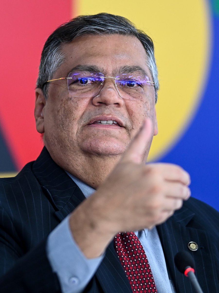 Ministro Flávio Dino acabou com a farra do Congresso inimigo do povo. 

O ministro do STF suspendeu os penduricalhos pagos a servidores da Câmara Federal e do Senado que ultrapassariam o teto constitucional, inflando salários e criando os chamados supersalários.
Dino notificou o