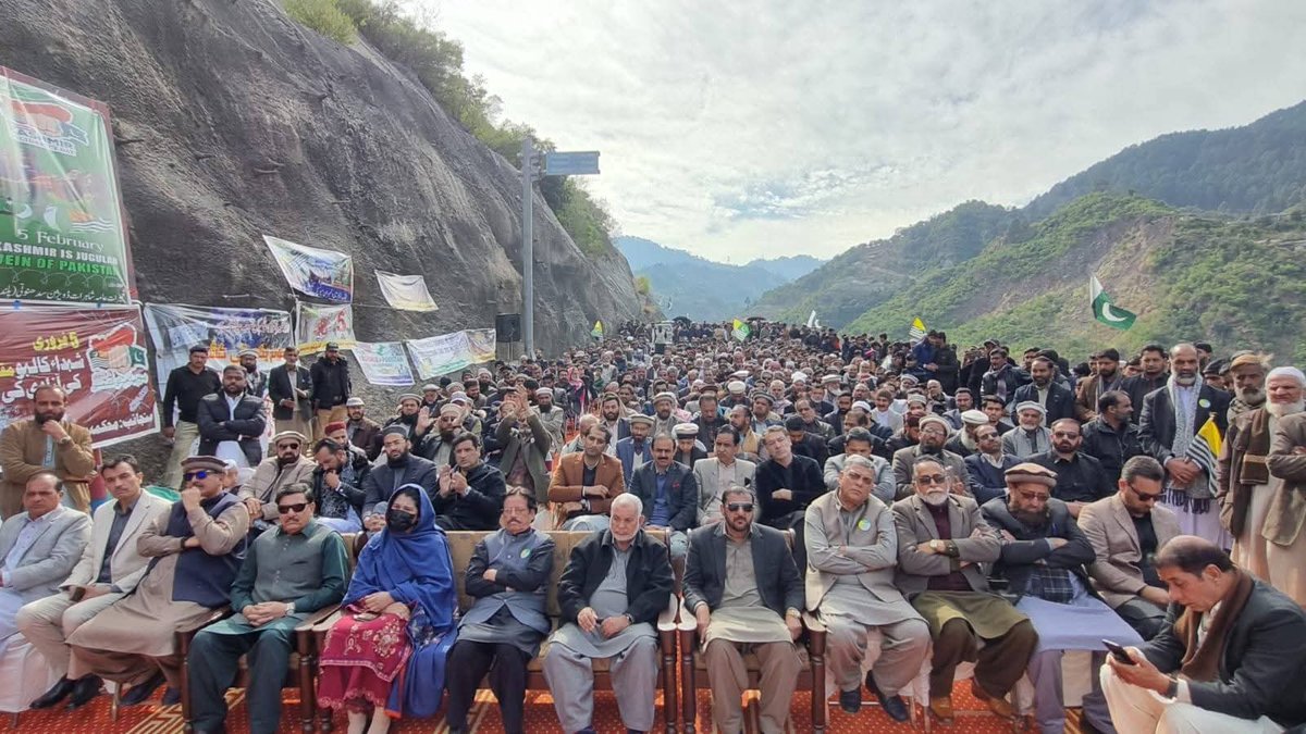 TanverKhadim's tweet photo. آزاد پتن ضلع سدہنوتی :- یومِ ی��جہتی کشمیر کے موقع پر آزاد پتن انٹری پوائنٹ پر ایک زبردست اجتماع ہوا جہاں آزاد کشمیر اور پاکستان کے عوام نے بھرپور یکجہتی کا مظاہرہ کیا۔
 #Kashmir #SolidarityDay #AzadPattan #SudhanotiAJK #Pakistan https://t.co/SVORmpEQO3