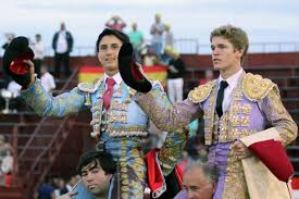 Borja Jiménez pide en directo, durante la gala de carteles de San Isidro, a Roca Rey torear la corrida de Victorino Martín junto a él en la próxima Feria de Otoño. Suena a guerra, como era antes, como nunca debió de dejar de ser.