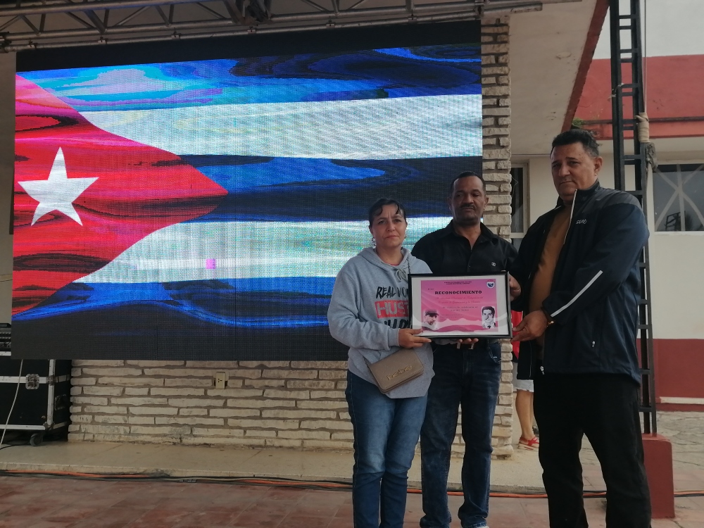 Camagüey celebró el Día dl Trabajador dl Comercio,la Gastronomía y los Servicios, en  la jornada se estimularon a varios colectivos destacados, entre estos  los establecimientos La Perla de Cuba, La Tuya,La Paella,La Volanta entre otros.
👉Más información: facebook.com/plugins/post.p…