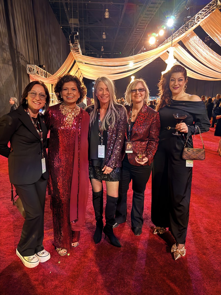 chandrikatandon's tweet image. Grammy week continued with a spectacular gala from @MusiCares, an organization that supports musicians so deeply.

Love Light Laughter

#musicares #grammyweek #musiccommunity #helpeachother #music