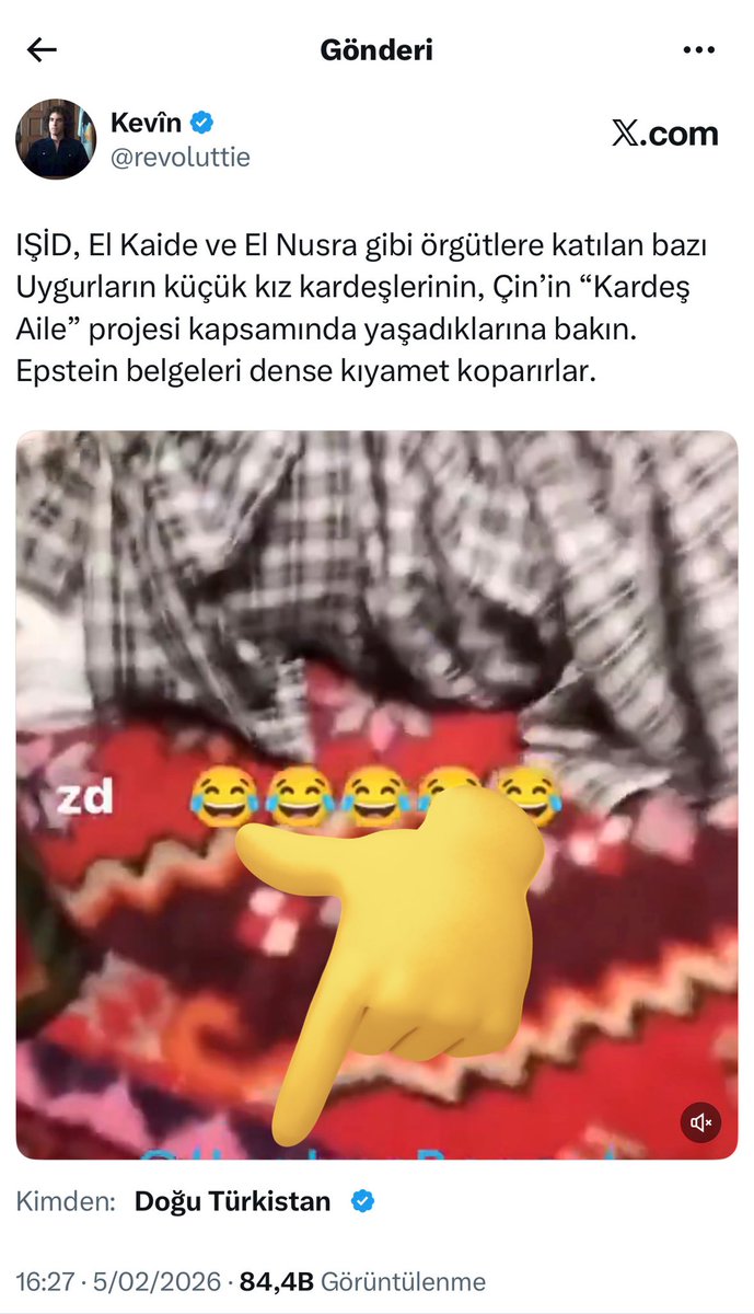 Videonun üstündeki gülücük emojisinin bana ait olduğunu sanan eşekler var. Size tane tane anlatayım, çocuklara işkence yapan alçaklar bu videoyu paylaşırken gülücük emojisi koymuş. O yörede bulunan Uygurlar da bu videoyu olduğu gibi alıp paylaşmış. Ben de videoyu indirmeden,