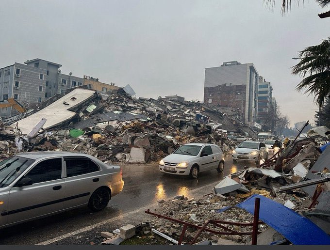 Üç sene önce bu akşam; son akşam yemeği, son gülüşler, son iyi uykular... Adıyaman #isias otelde 04.17’de zaman durdu.Canlarımız gitti, yürekler hala yangın yeri. Enkazdan sağ çıkmak yetmiyor, adalet yerini bulmadıkça nefes almak bile ağır. Sesimizi duyan var mı? #Deprem  #6şubat