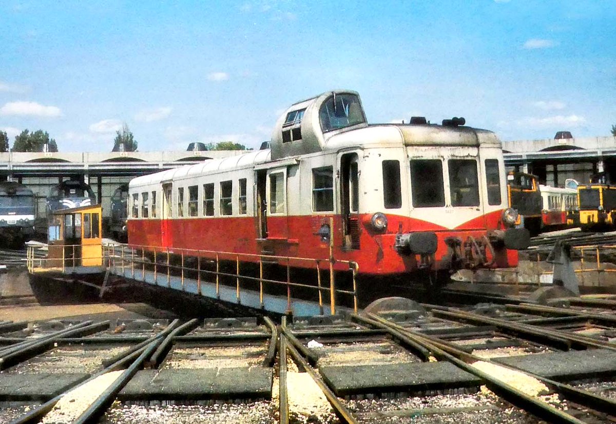 SNCF La rotonde de Nevers avec un autorail picasso X 3827 en Mai 1987