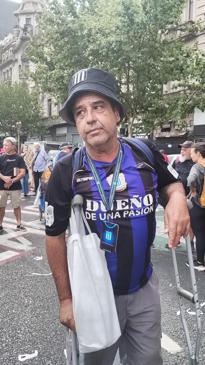 El rengo lleva la remera con la inscripción de DUEÑO DE UNA PASIÓN.
KKKKKJJKKKKKJJuroquenomeestoykkkkkjjkkkkkjj