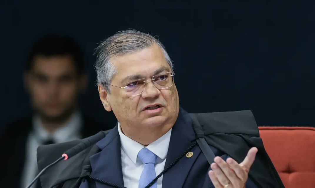 Flávio Dino suspende penduricalhos e trava supersalários - a excrescência no serviço público normalizada por uma sociedade doente de apatia. O ministro é, de longe, referência moral e ética em um país carente de líderes com coragem e dignidade. 

O pós-Lula está garantido.