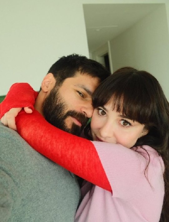 "C'è un posto nel mondo dove il cuore batte forte, dove il tempo si ferma e non hai più l'età, quel posto è tra le tue braccia....."
#ÖzgeGürel #SerkanCayoglu
❤️❤️ 🧿🧿 🎂🎂🥂🥂