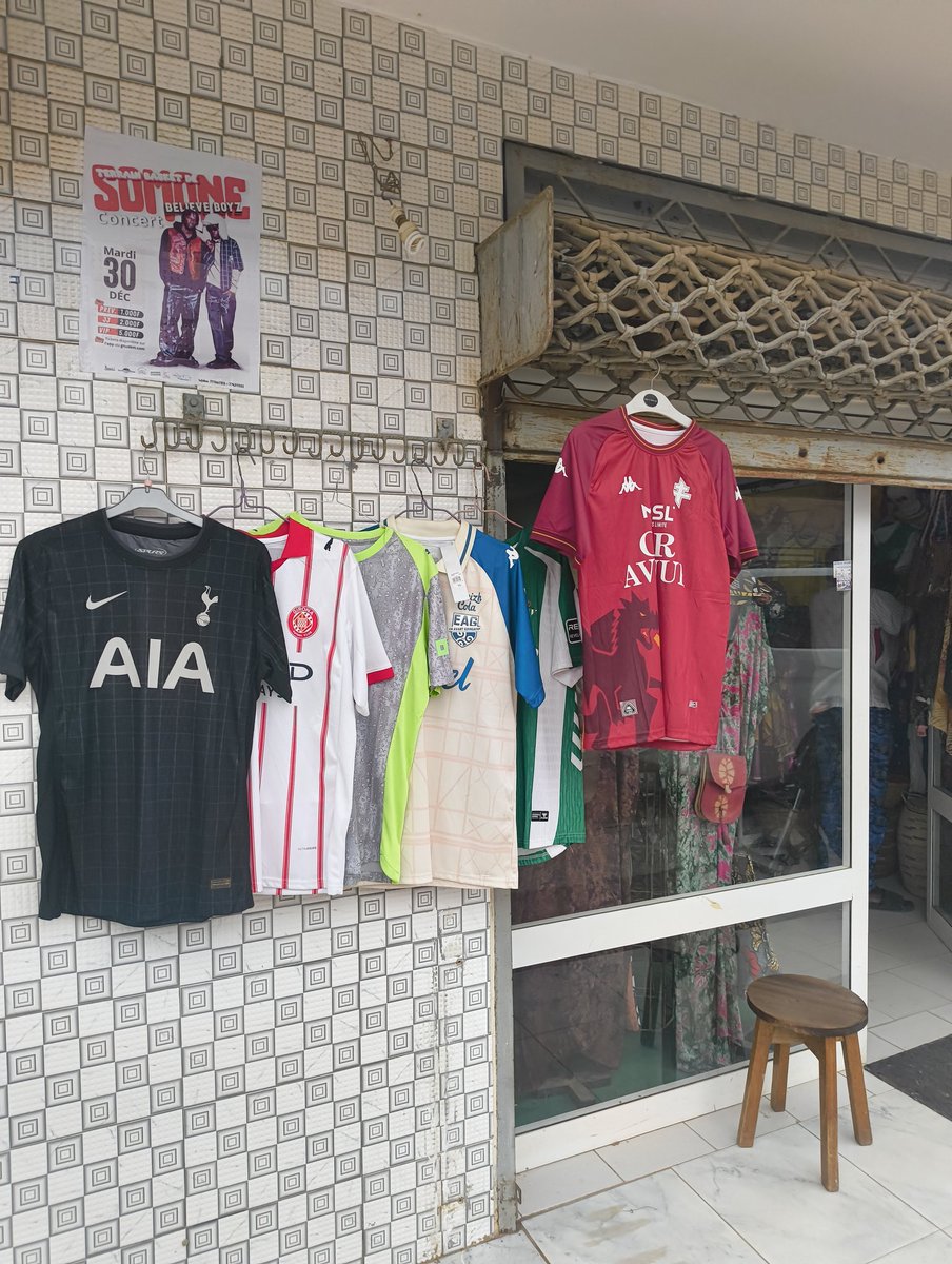 Aperçu aujourd'hui en vente au Sénégal parmi des maillots de Tottenham, City ou Metz (pas mal mais plus compréhensible avec Génération Foot): un maillot d'EAG ! 
L'héritage Moustapha Diallo ?
