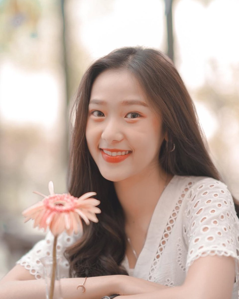 zoey_oc's tweet image. ตำนานรักแรกแห่งชาติ เข้าค่ายได้ไม่กี่เดือน ประกาศ line up 2020 ก็เป็นนางเอกภาพยนตร์ และที่ชาวเน็ตมองว่าไม่สวย(จนน้องเสียความมั่นใจในตัวเอง คิดว่าตัวเองไม่สวยไม่น่ารัก) ทำไมได้เป็นนางเอกโปรเจคใหญ่ รวมถึงปี2023ที่เป็นนางเอกซีรีส์ไปแล้ว5เรื่องที่ออนในปีเดียว จนน้องทรอม่าหายไปเป็นปี