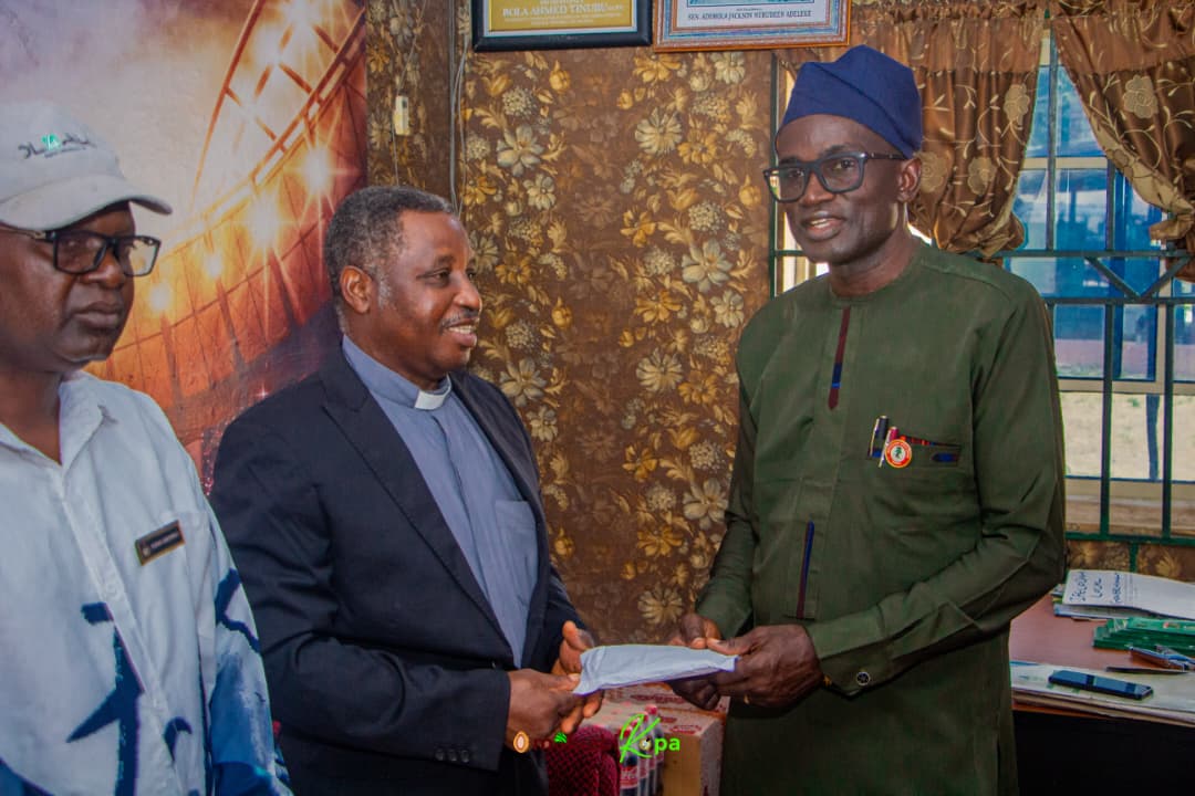 osunofficial's tweet image. Be security-conscious, skill-driven &amp;amp; community-focused! 🔐🛠️🌍
Ven. Temitope Ajayi charges 2026 Batch ‘A’ Stream I Corps Members in Osun to prioritise safety, embrace SAED, integrate with host communities &amp;amp; make meaningful impact during service. 🇳🇬✨
#NYSC #NYSCOsun #BatchA