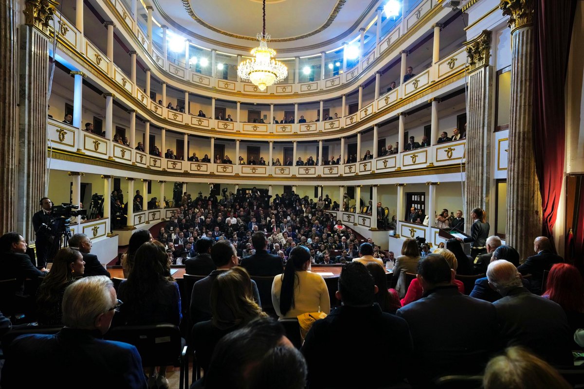 Hoy, 5 de febrero, en el Teatro de la República, conmemoramos 109 años de nuestra Constitución. México vive momentos históricos: dos de los tres Poderes de la Unión son encabezados por mujeres.

Con representantes de la vida pública del país, nuestra presidenta <a href="/Claudiashein/">Claudia Sheinbaum Pardo</a>