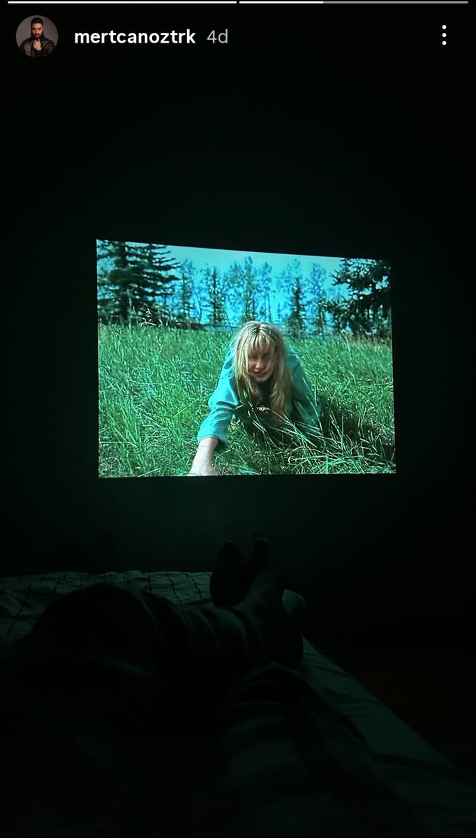 Ortam 10 numara 5 yıldız👌🏻bir patlak mısır olmalı🤭 ve sanırım korku filmi izliyor gibi o biraz sıkıntı ama olsun sjsjsjssjsj izlenir😌