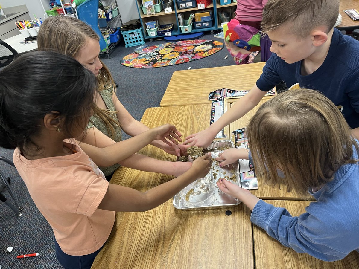 mandydillon134's tweet photo. 2nd graders building  landforms in science. https://t.co/Lp5NCrV4FF