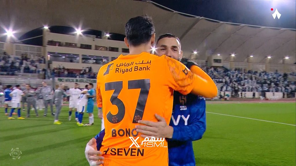 ياسين بونو بالاحضان مع كريم بنزيما نهاية إللقاء💙