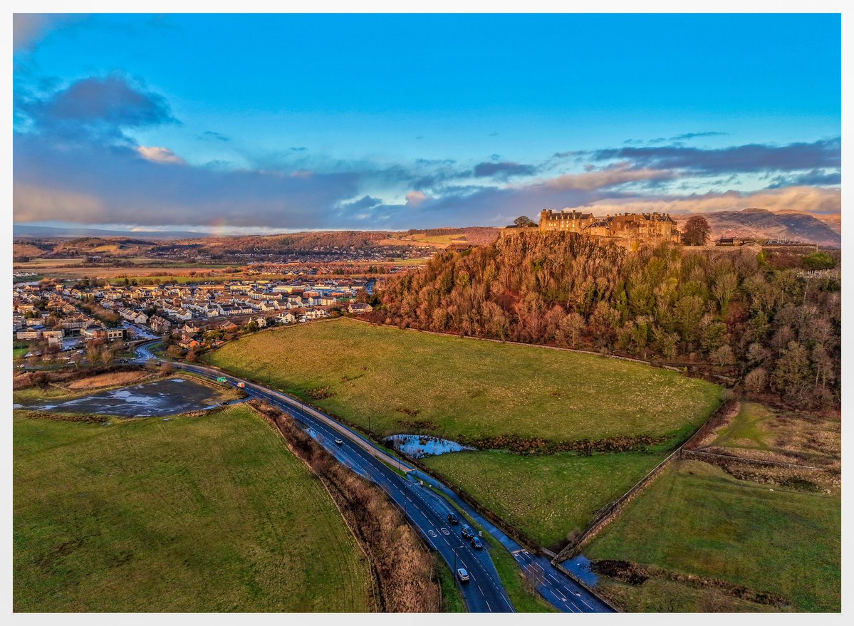 FrancisMcC33178's tweet image. Circa 800 year old Scottish Castle &amp;amp; the new modern housing estate below from the 2000s decade Stirling Scotland