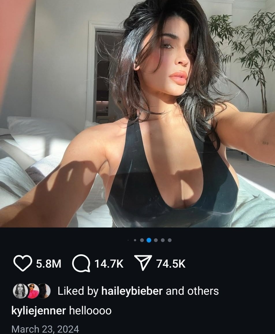 waldorfnewyokrs's tweet photo. When Selena Gomez tried to recreate Kylie jenner's selfie😭 https://t.co/t1bPygKMEg