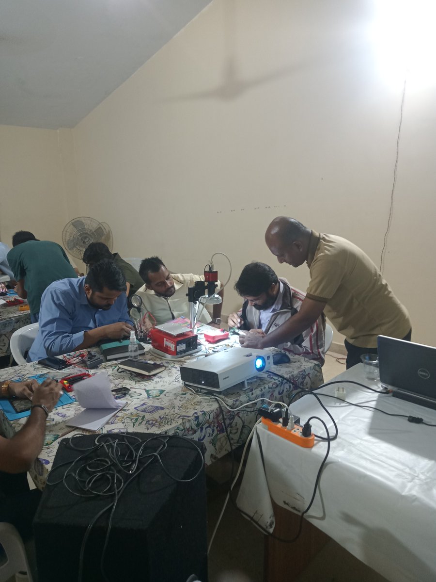 MuhammadAsiFaz's tweet image. Teaching mobile repairing course at karchi pakistan #mobilerepairingcourse #karachi #mobilerepairing