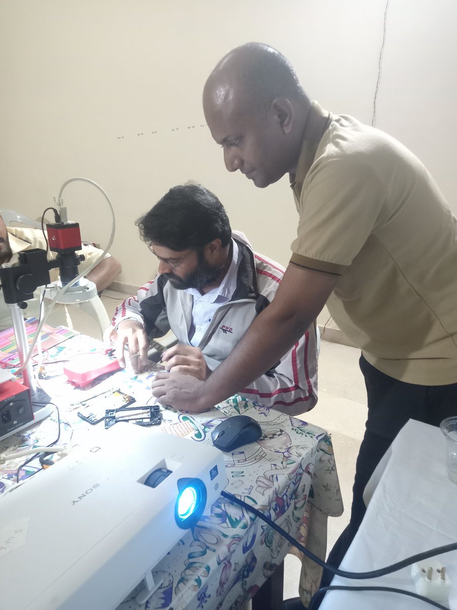 MuhammadAsiFaz's tweet image. Teaching mobile repairing course at karchi pakistan #mobilerepairingcourse #karachi #mobilerepairing