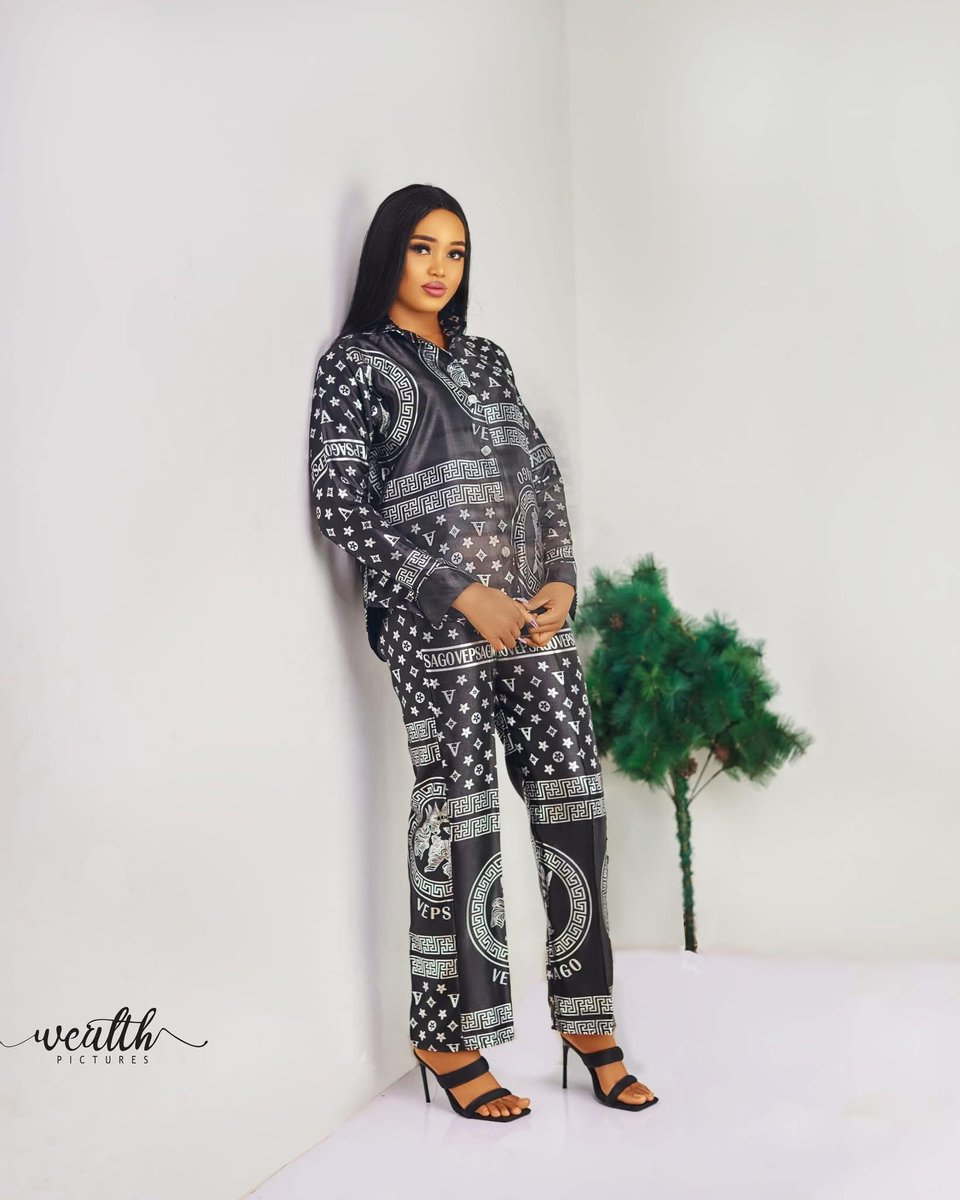 Graphic Designer tweet media